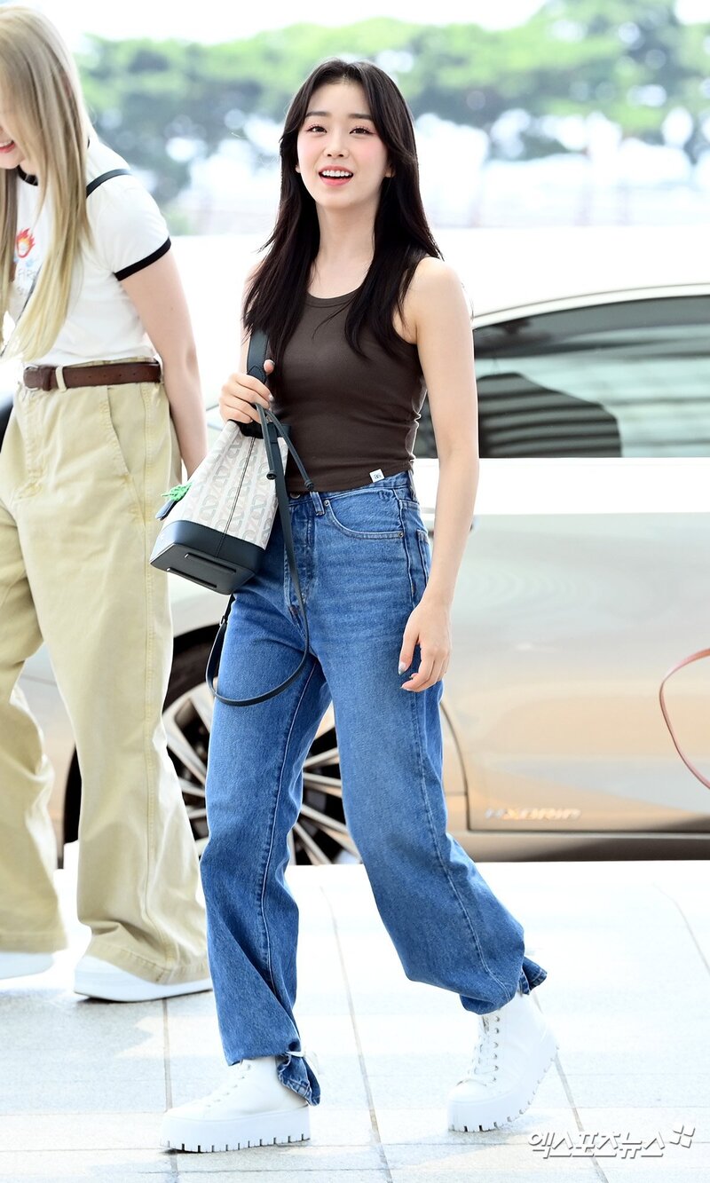 220817 STAYC Sumin at Incheon International Airport departing for KCON USA Tour documents 18