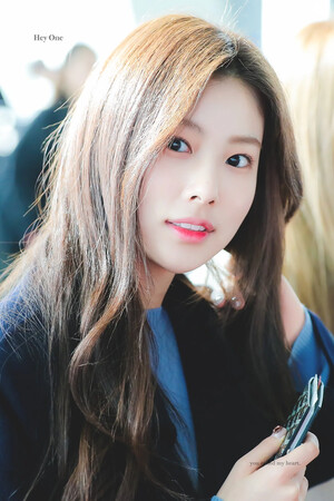 IZ*ONE Hyewon | 181213