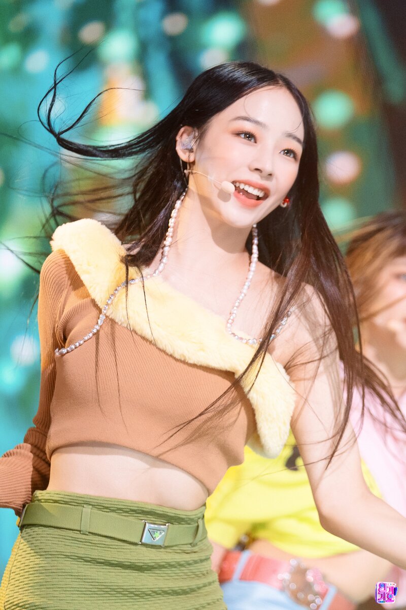 220821 NewJeans Minji - 'Attention' at Inkigayo documents 14