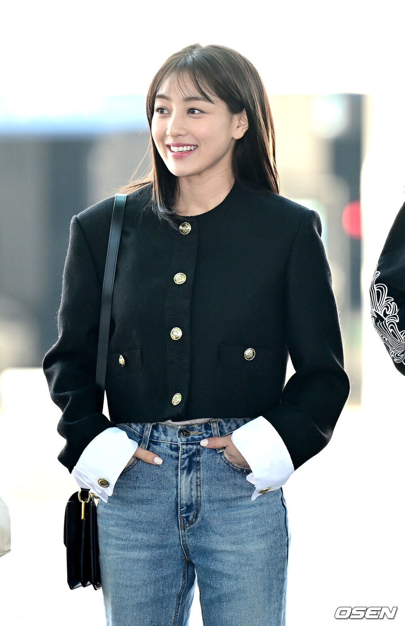 240131 TWICE Jihyo at Incheon International Airport documents 6