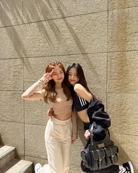 220423 ITZY Instagram Update - Yuna and Lia