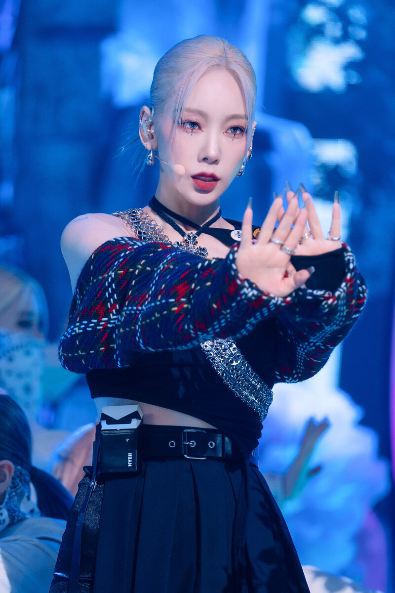 220220 Taeyeon - 'INVU' at Inkigayo documents 3