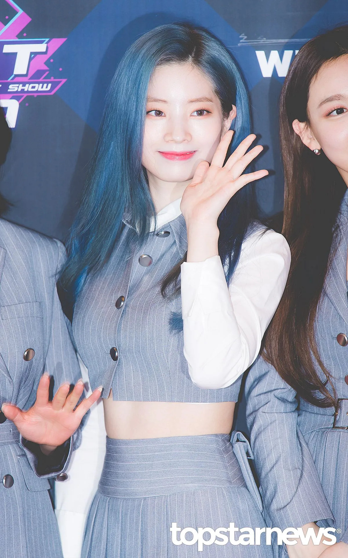 190502 Dahyun with blue hair at M Countdown photo time | Kpopping