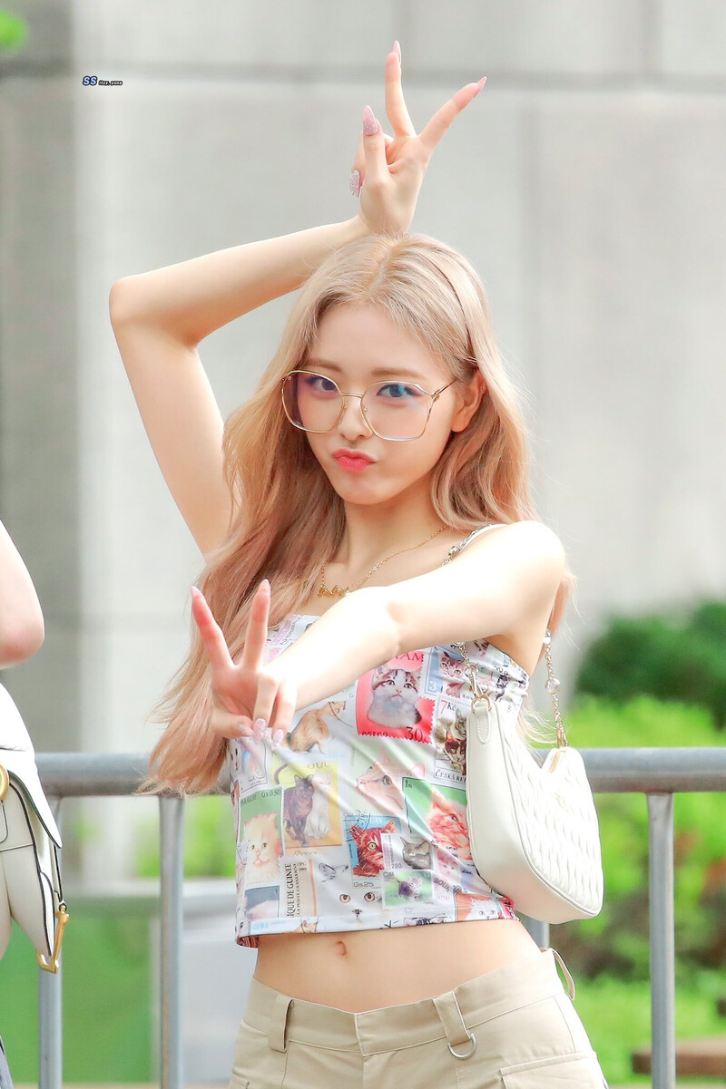 220715 ITZY Yuna - Music Bank Commute documents 3