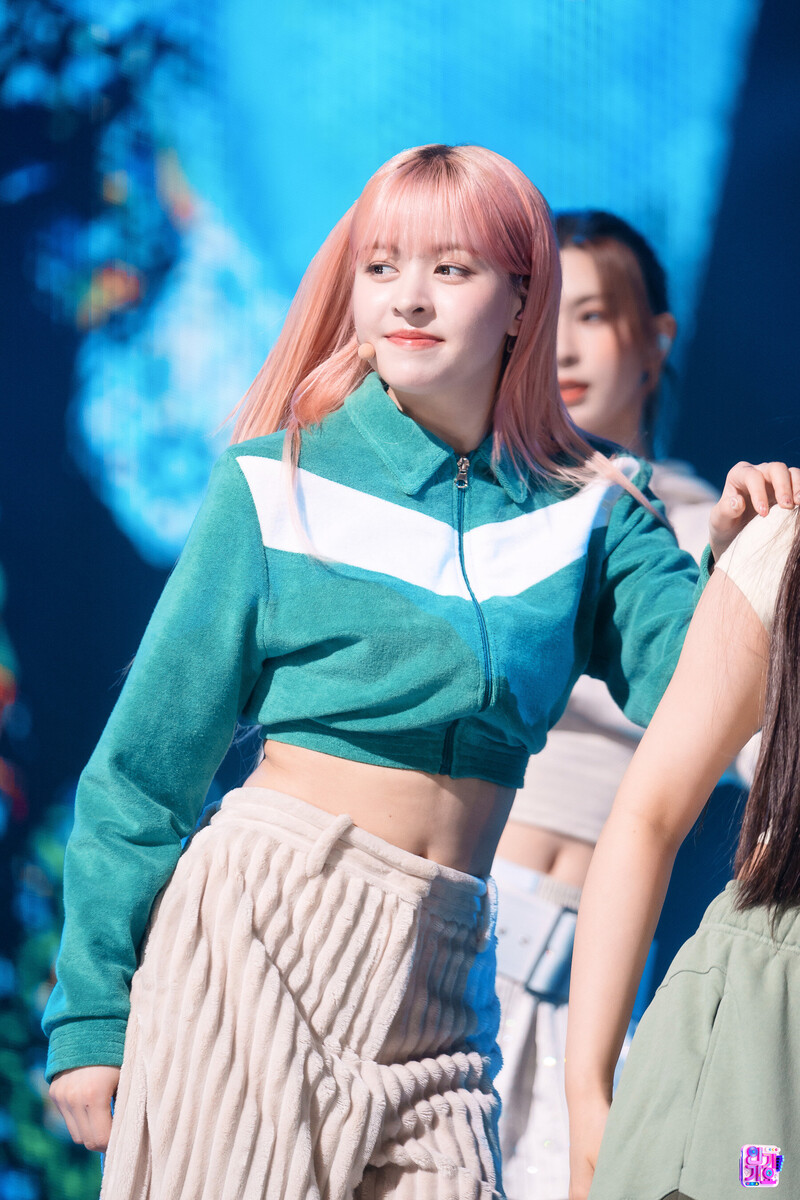 230416 NMIXX Lily - 'Love Me Like This' at Inkigayo documents 1