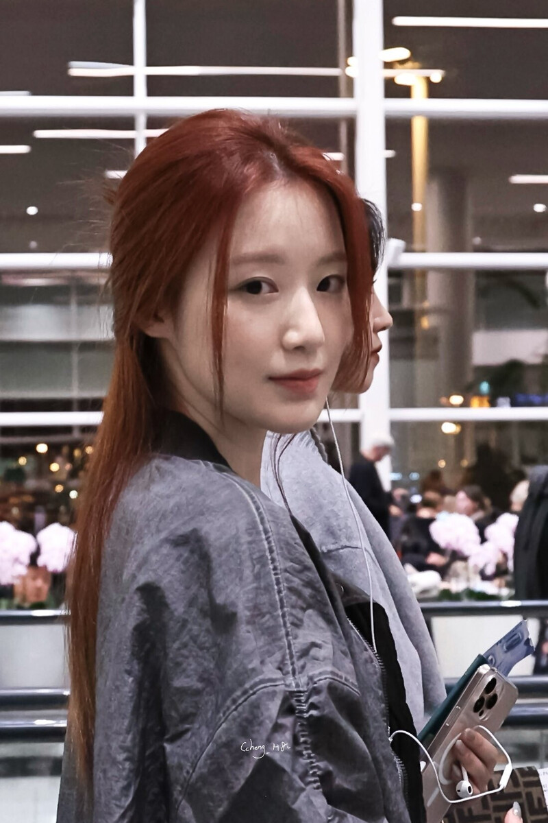 241029 (G)I-DLE Shuhua at Incheon International Airport documents 5