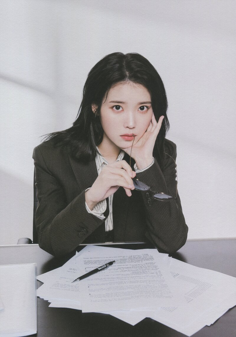 IU 5th Official ‘UAENA’ Fanclub Kit [SCANS] | Kpopping
