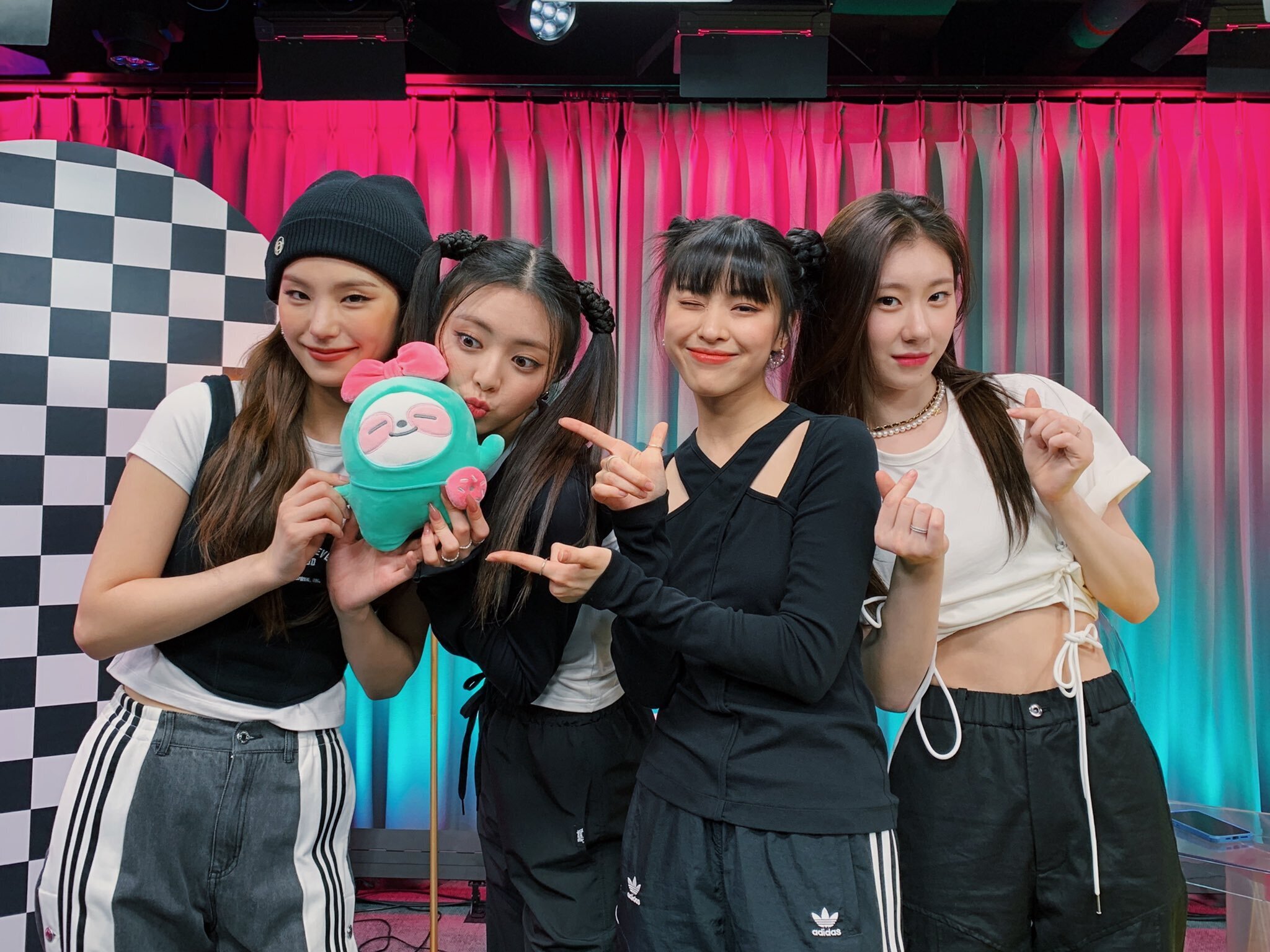 220509 ITZY Twitter Update - with Dancer-Choreographer Lee Jung | Kpopping