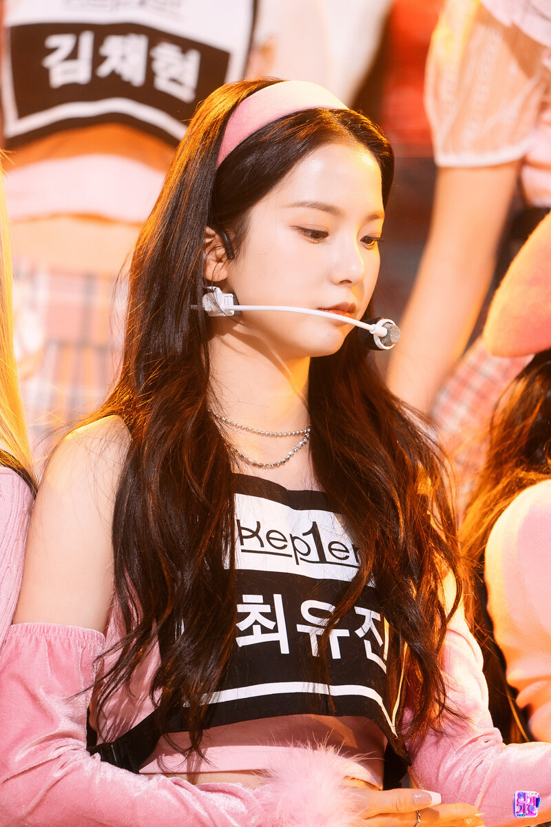 220123 Kep1er Yujin - 'WA DA DA' at Inkigayo documents 8