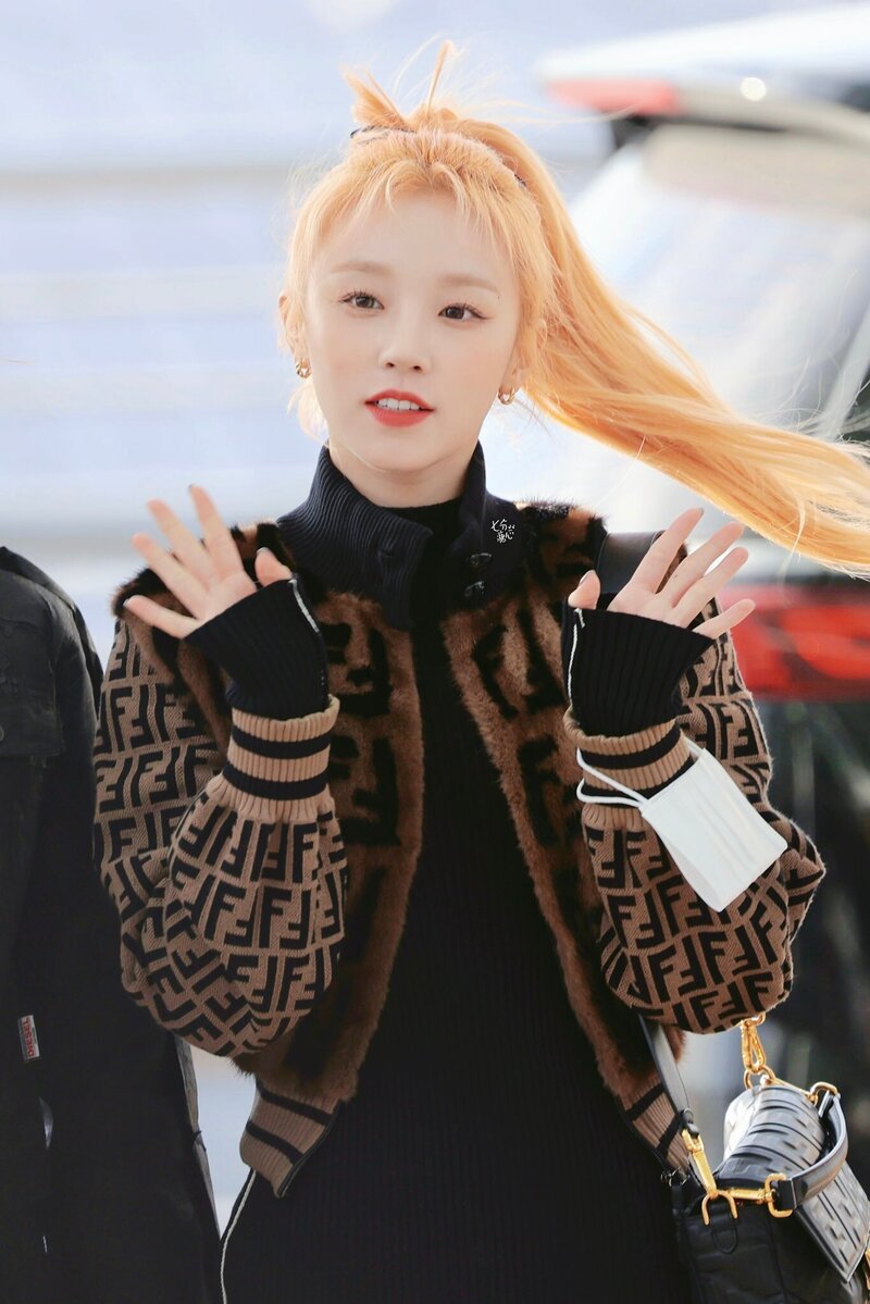 221128 (G)I-DLE Yuqi at Incheon International Airport documents 5