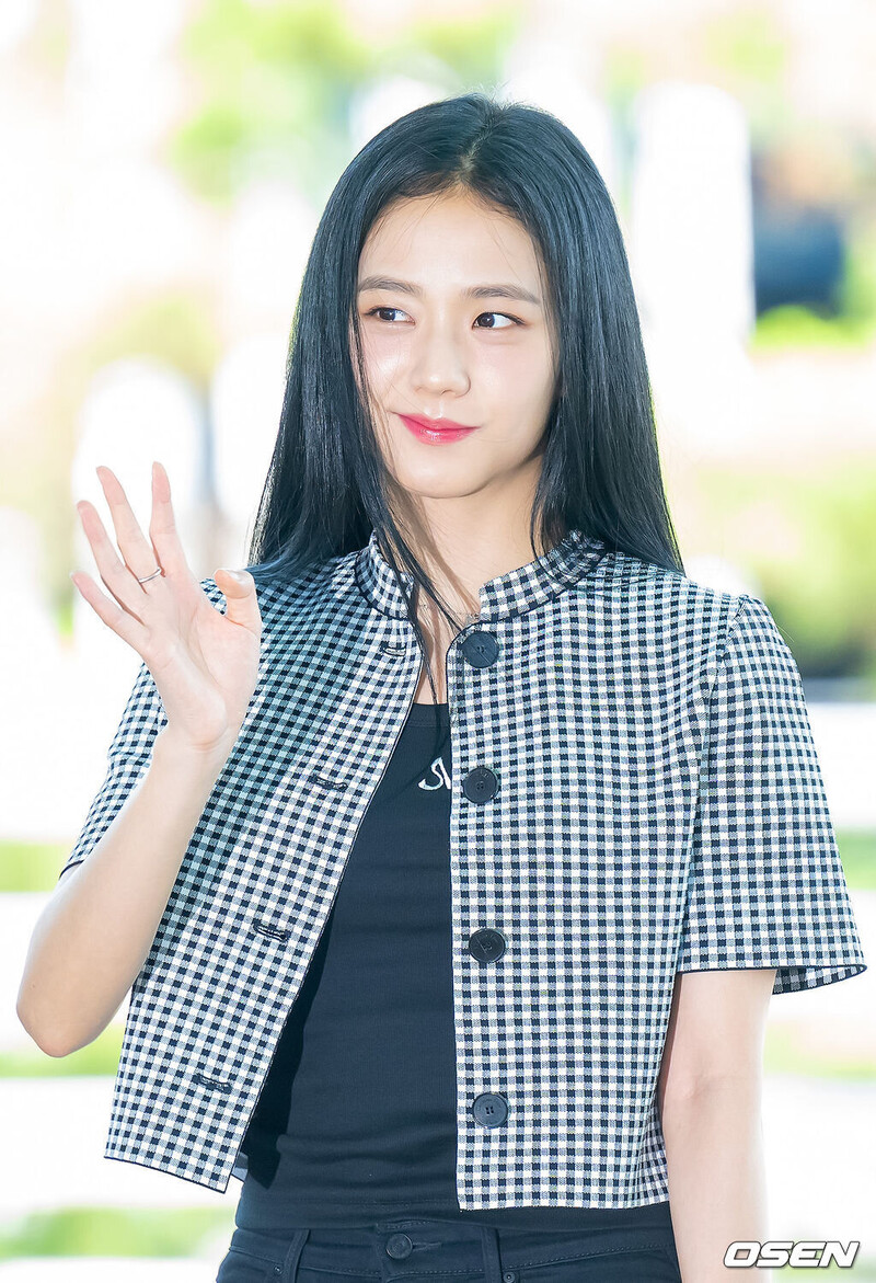 230701 Jisoo at Incheon International Airport documents 1