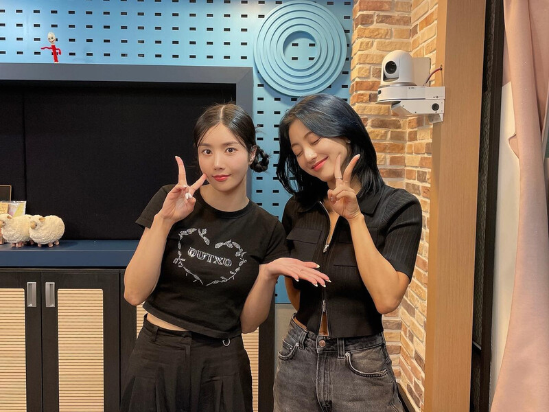 230822 - SBS Youngstreet Instagram Update with JIHYO n EUNBI documents 3