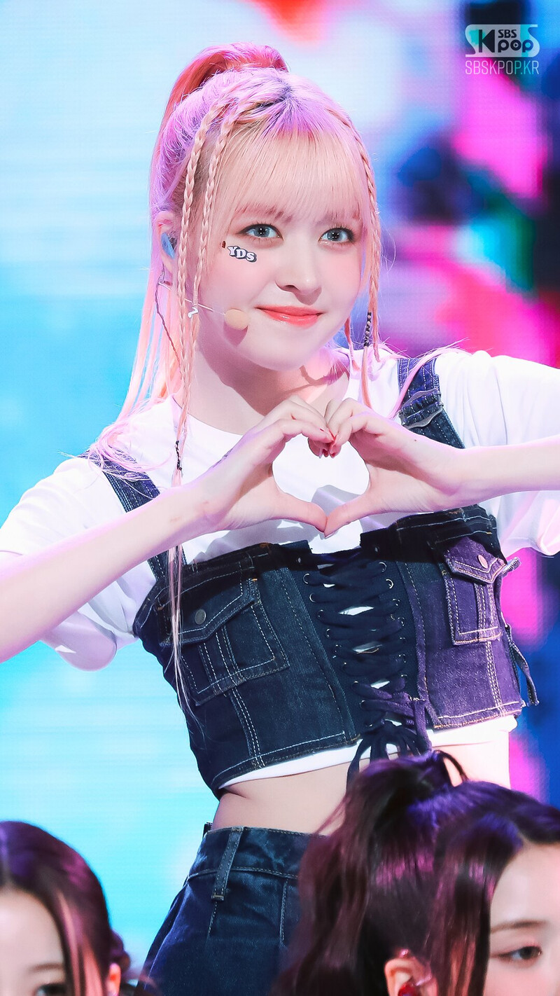 230326 NMIXX Lily - 'Young, Dumb, Stupid' at Inkigayo documents 3