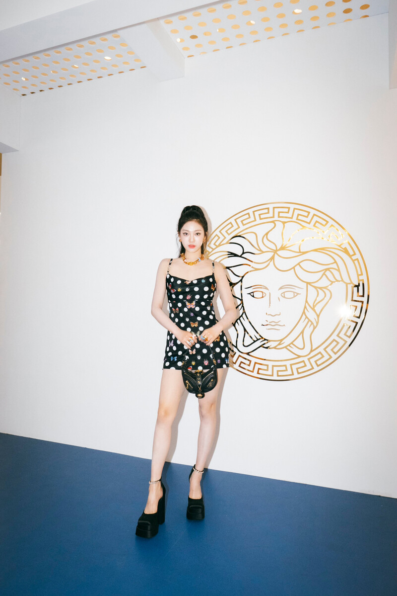 230712 aespa Twitter Update - NingNing at Versace La Vacanza documents 4