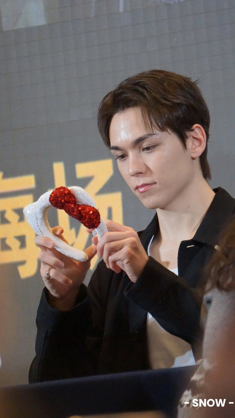 241229 SEVENTEEN Vernon - Yiziyhu Fansign Event in Shanghai documents 9