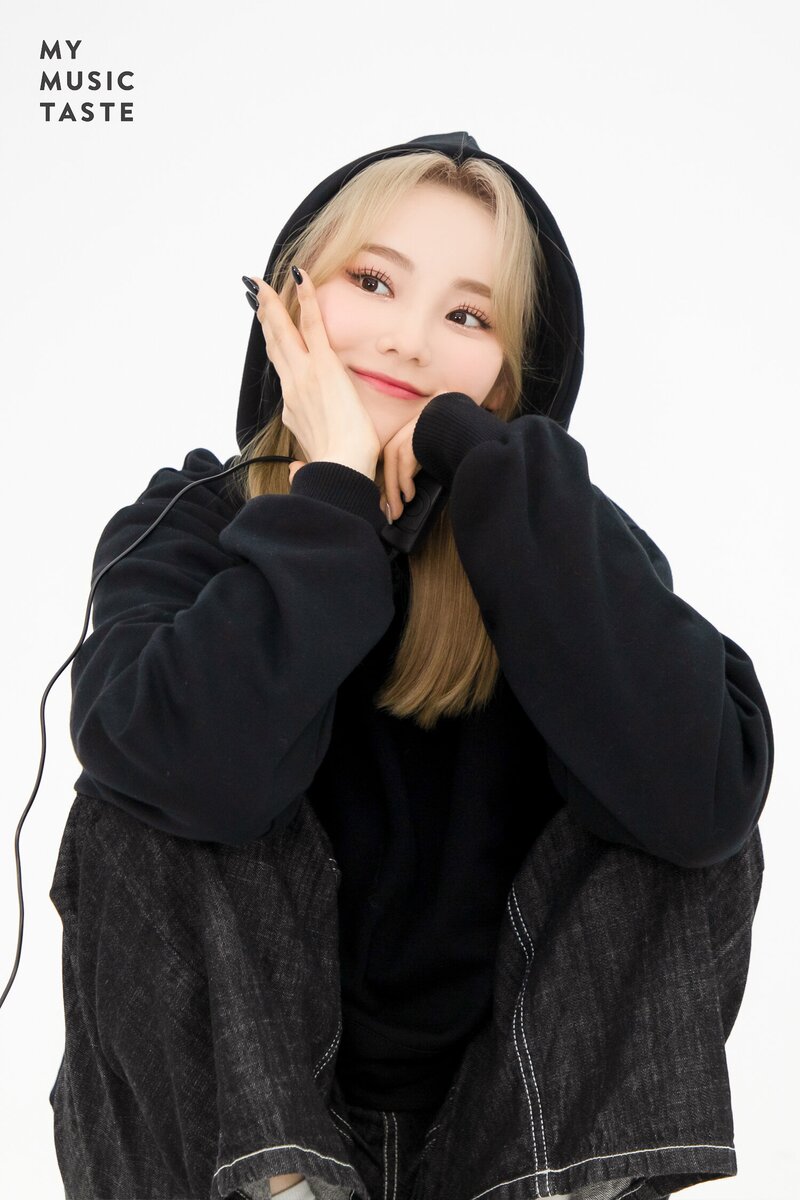 LOONA Concert [LOOΠΔVERSE : FROM] MD Photoshoot Behind  by MyMusicTaste documents 24