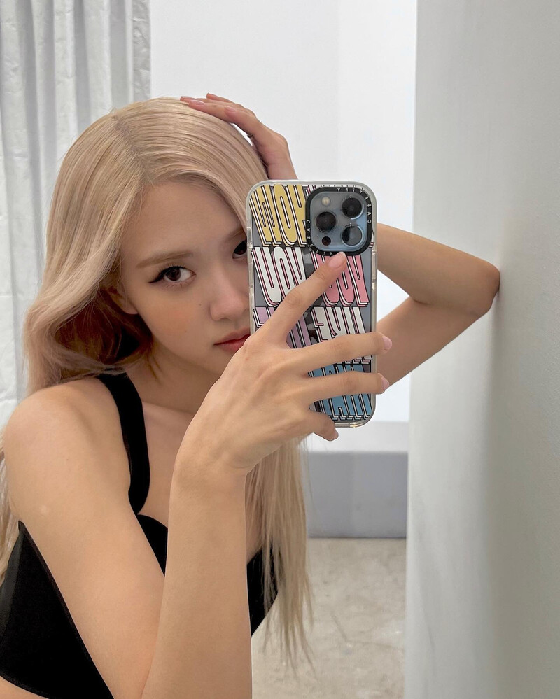 220105 - ROSÉ Instagram Update documents 3