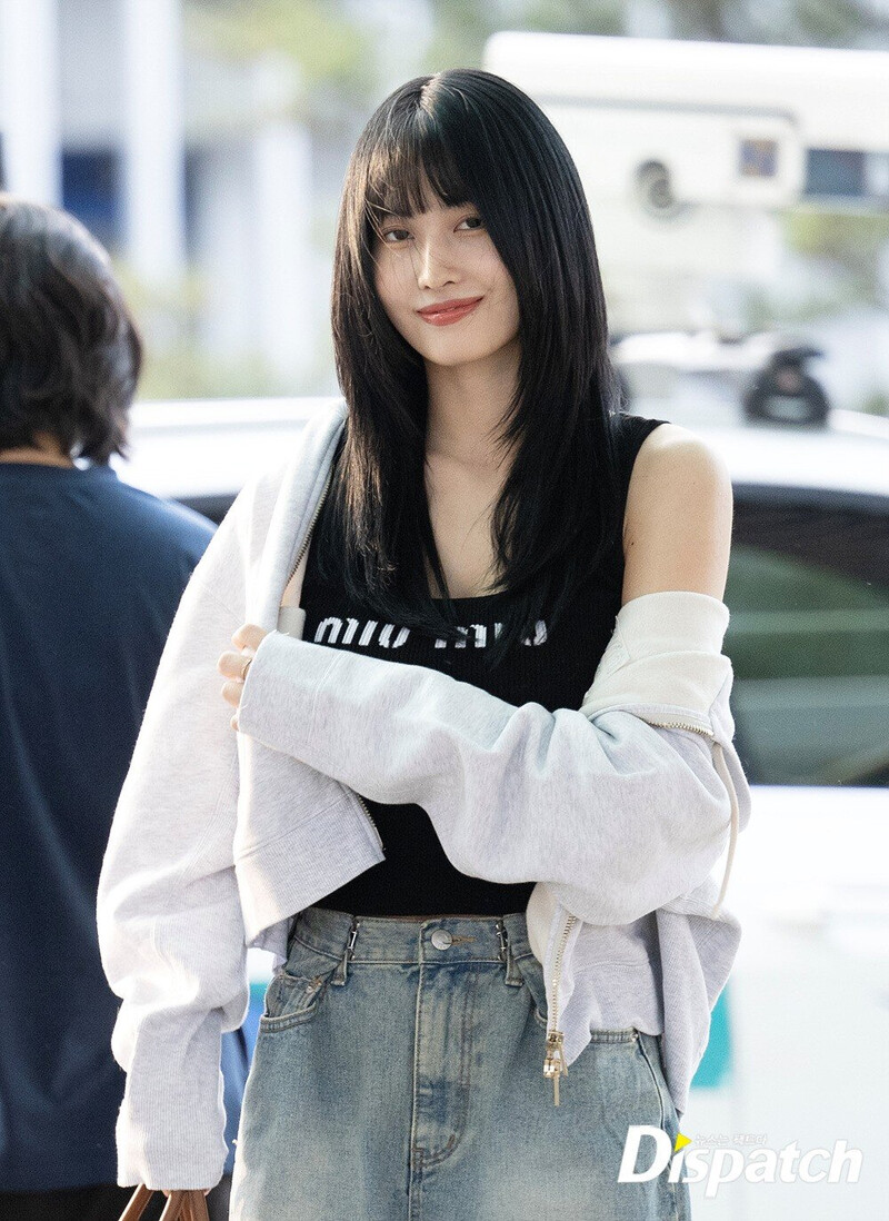 230608 TWICE Momo at Incheon International Airport documents 5