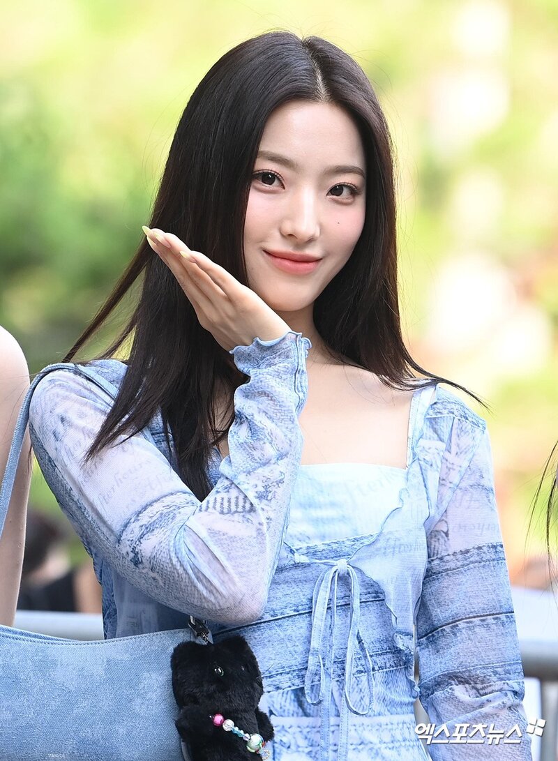 230616 fromis_9 Saerom - Music Bank Commute documents 1