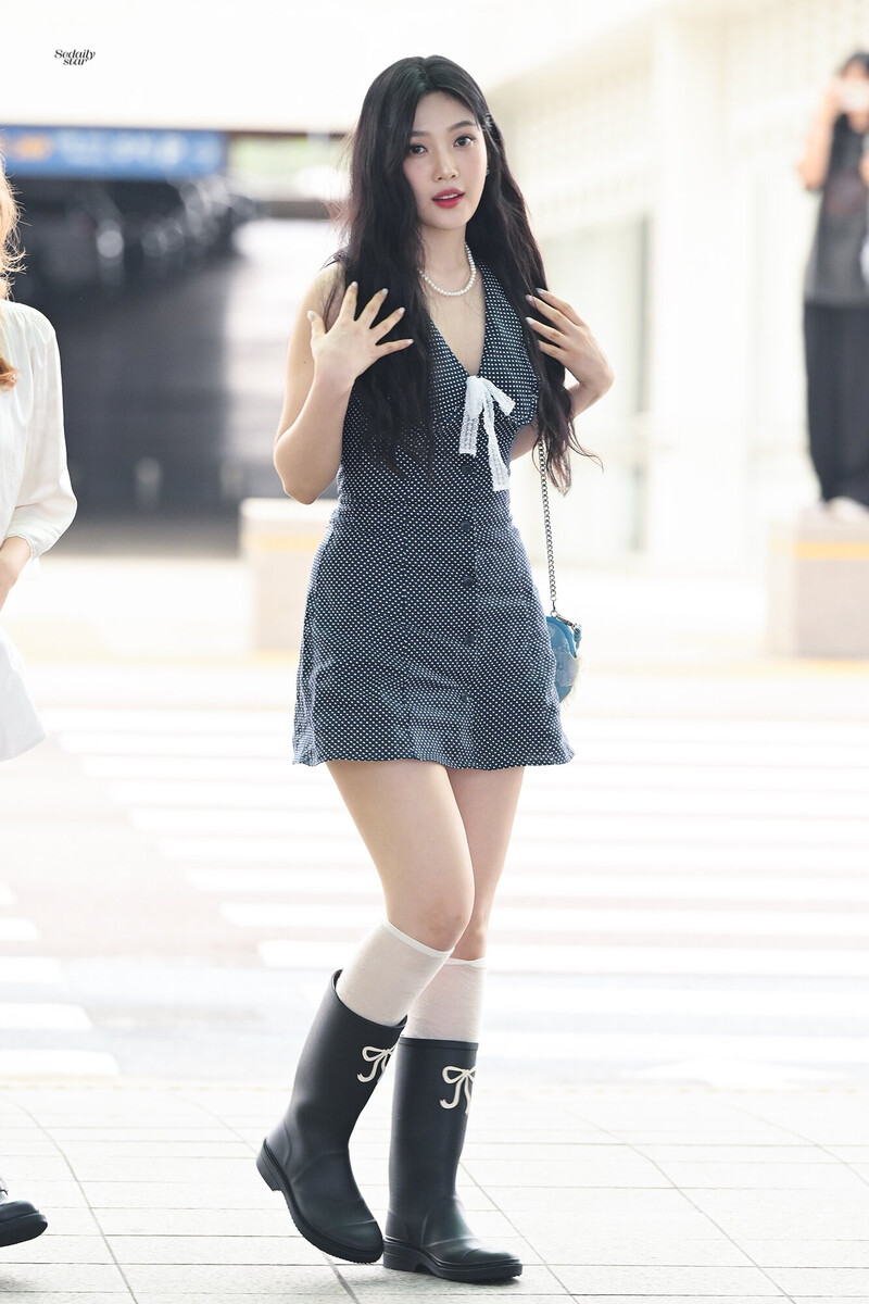 240712 Red Velvet Joy at Incheon International Airport documents 4