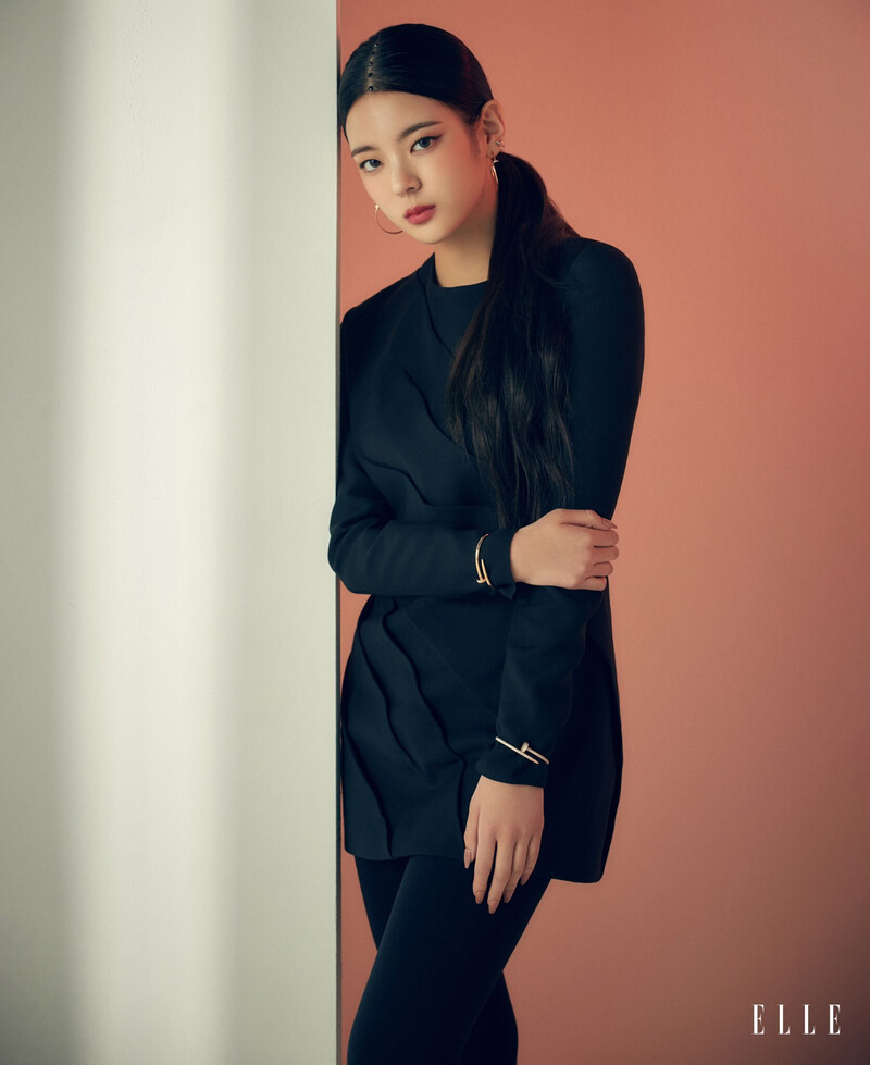 ITZY for ELLE Signapore October 2022 Issue documents 8