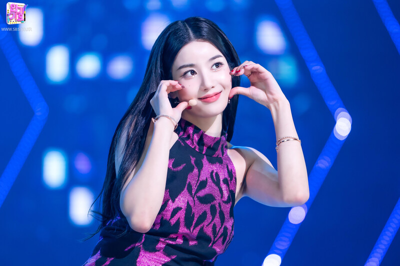 210912 Kwon Eunbi - 'Door' at Inkigayo documents 6