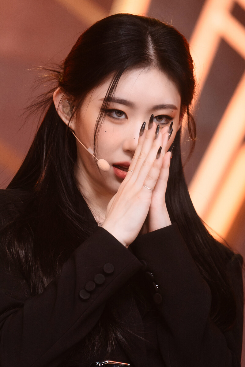 221204 ITZY Chaeryeong - 'Cheshire' at Inkigayo documents 3