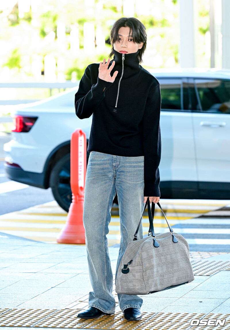 240924 ATEEZ Wooyoung at Incheon International Airport documents 3