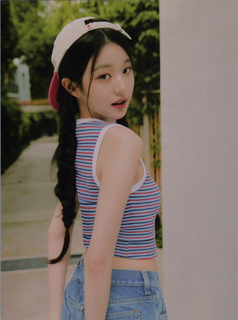 IVE - 1st Photobook 'A Dreamy Day' [SCANS] documents 1