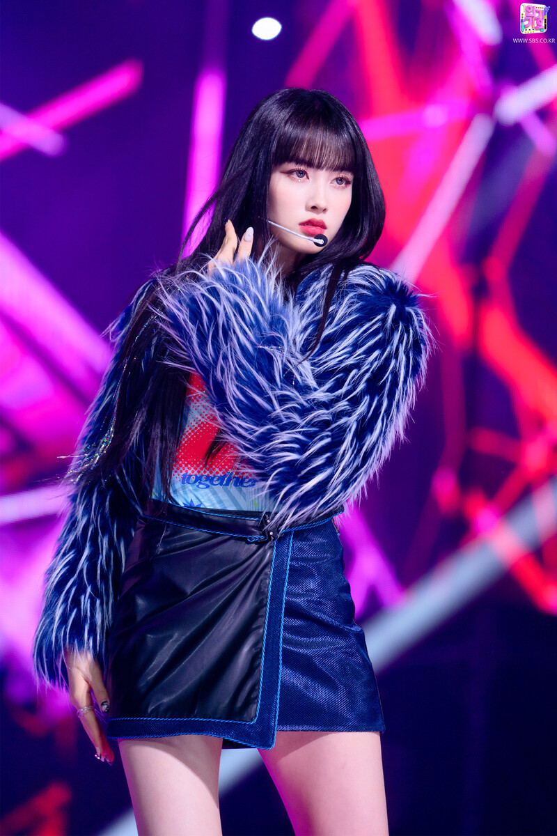 220306 STAYC Yoon - 'RUN2U' at Inkigayo documents 13