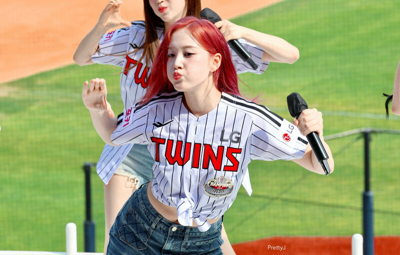 240504 STAYC J - 2024 Shinhan Bank SOL KBO League in Jamsil Stadium documents 6