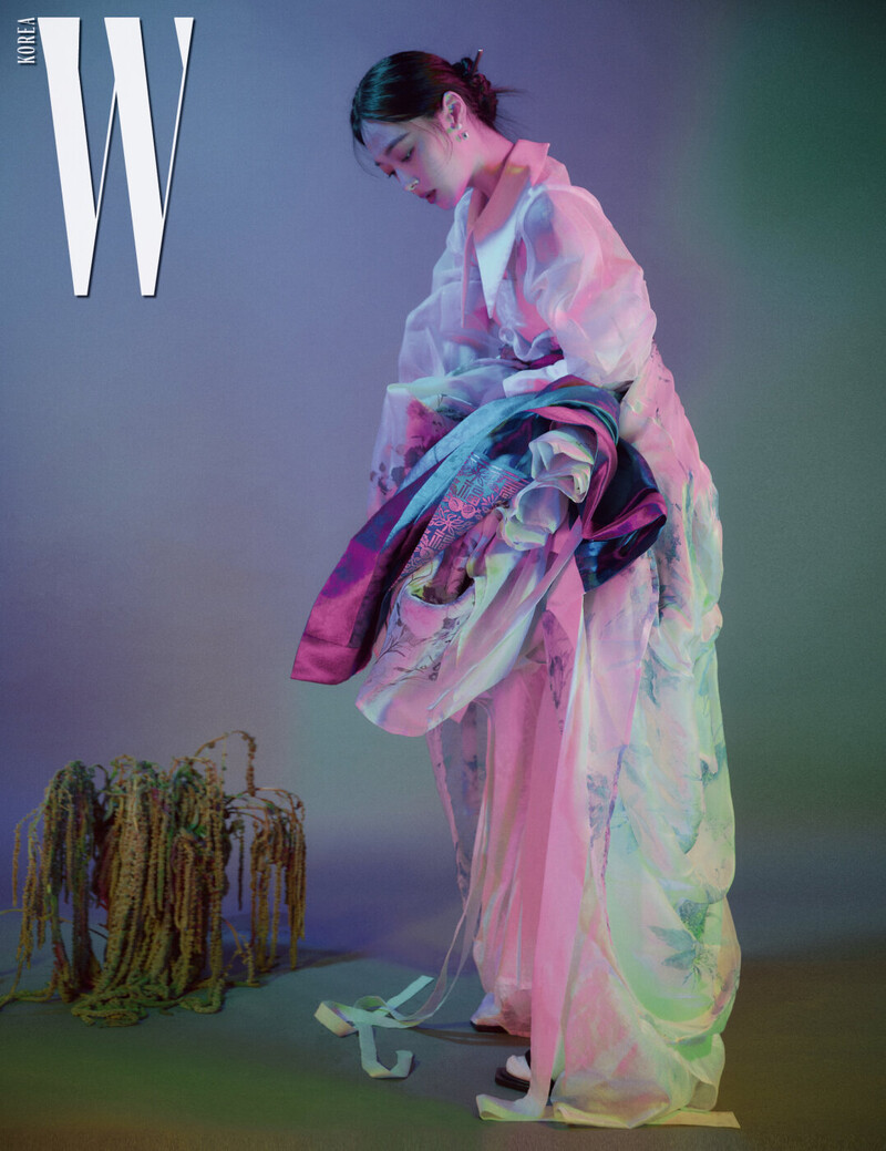 Sulli for W Korea | September 2018 documents 5