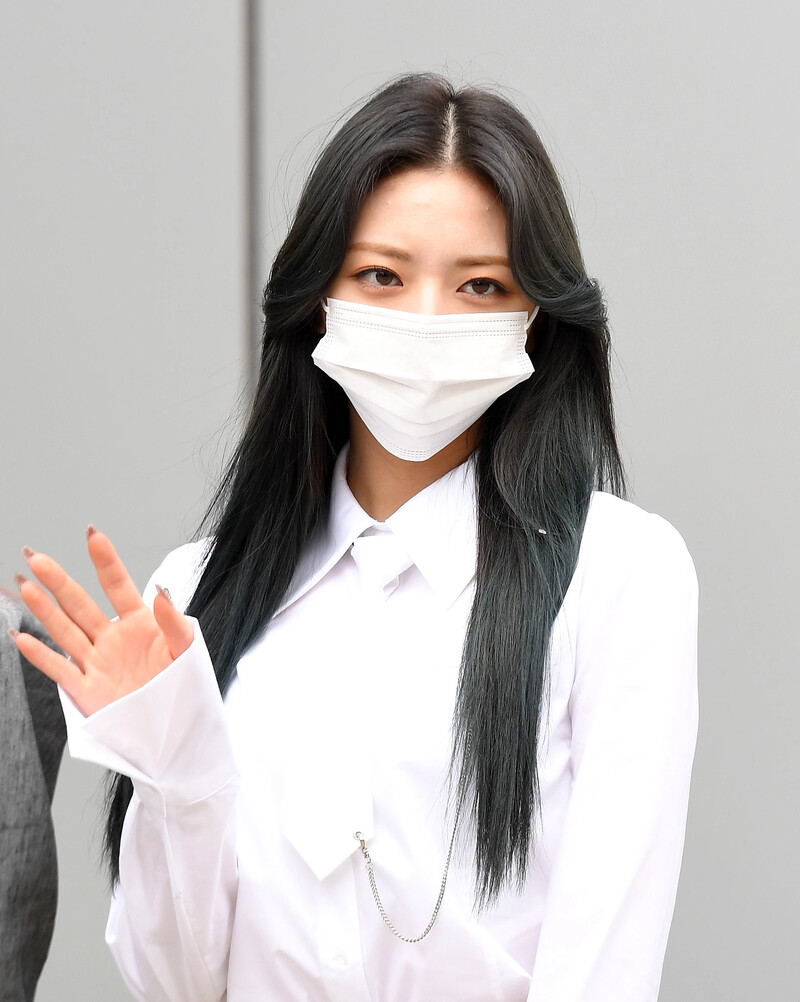 210422 ITZY Yuna on their way to film Knowing Brothers documents 10