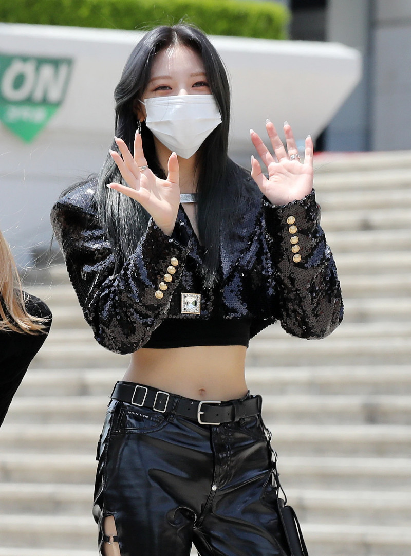210512 ITZY Yuna - On the way to Show Champion documents 8