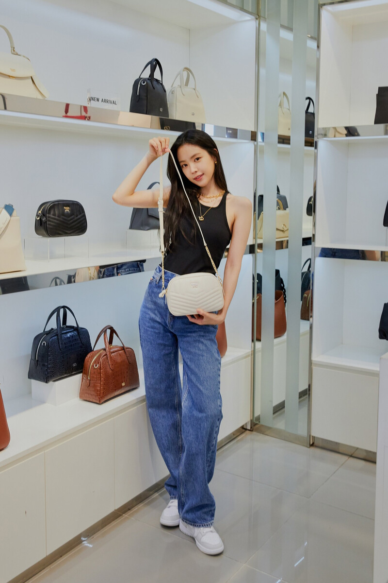 210526 Naeun at Samantha Thavasa Store Event documents 11