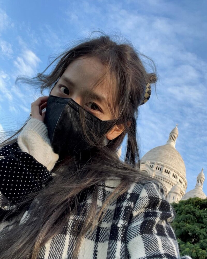 211001 Jisoo & Jennie Instagram Update in Paris documents 5