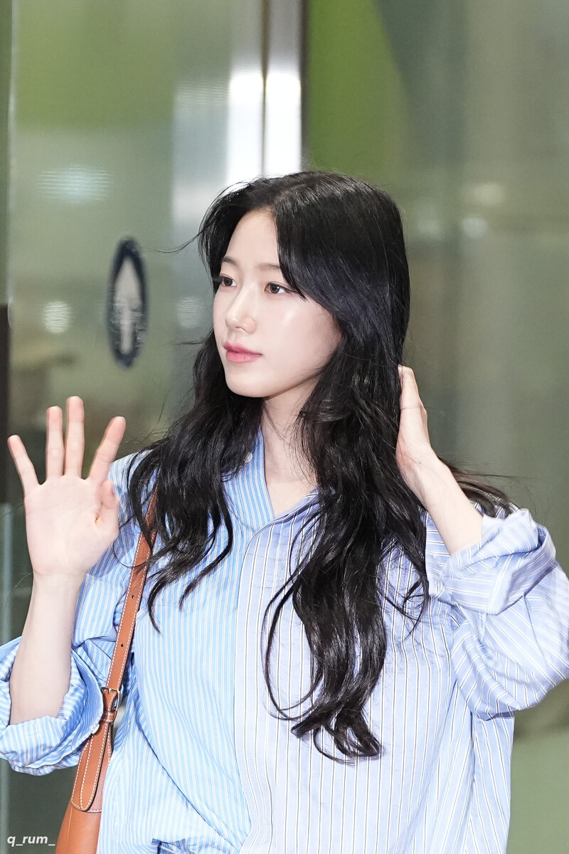 241019 LE SSERAFIM Kazuha at Gimpo International Airport documents 2