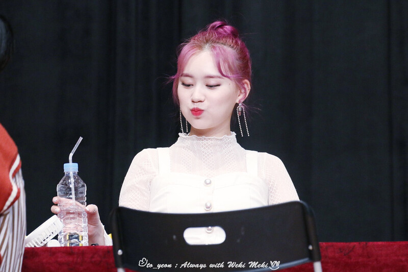 181125 Weki Meki Elly at Busan 'KISS, KICKS' Fansign documents 2