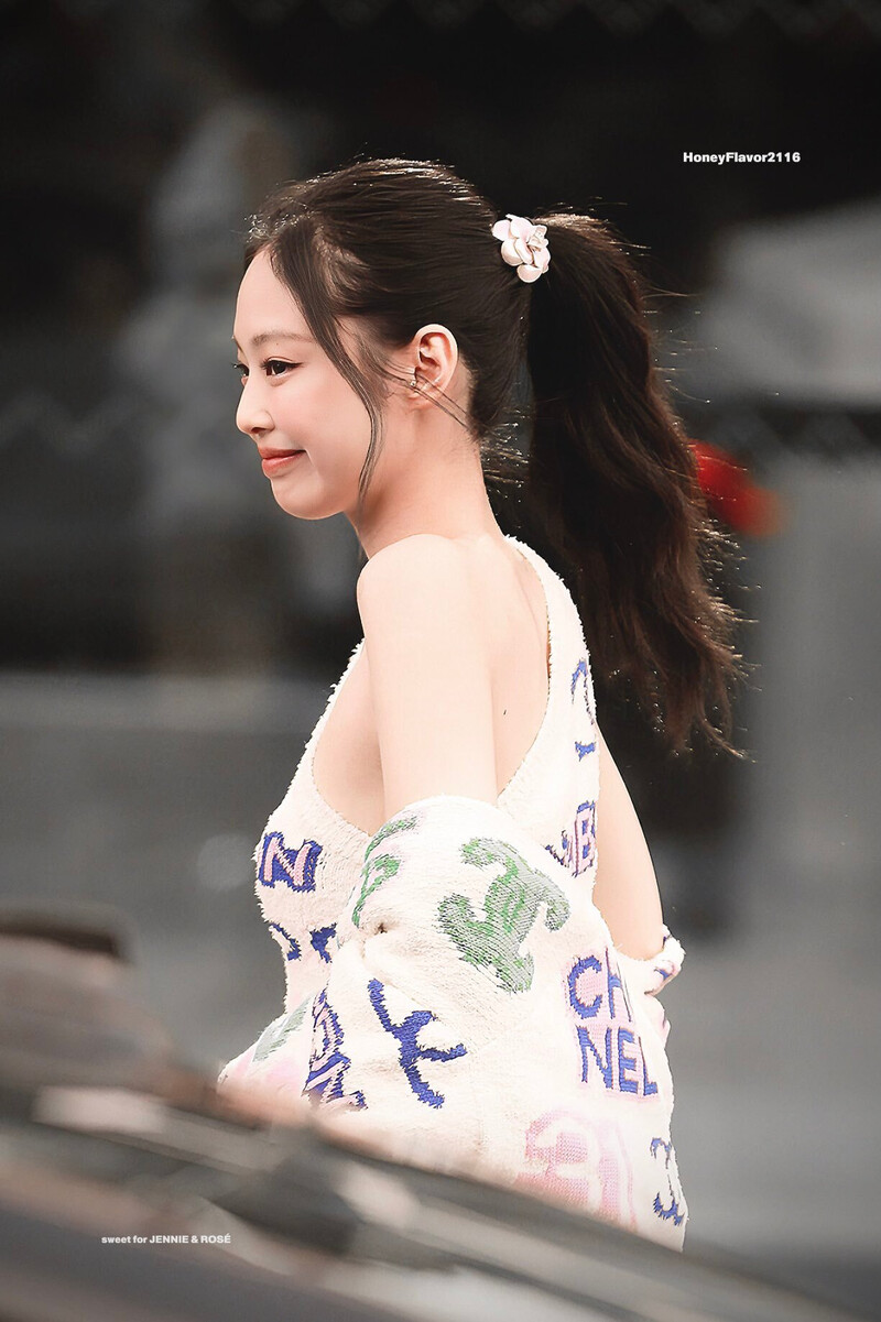 221004 BLACKPINK Jennie - CHANEL S/S 2023 Womenswear Show at Paris Fashion Week documents 5