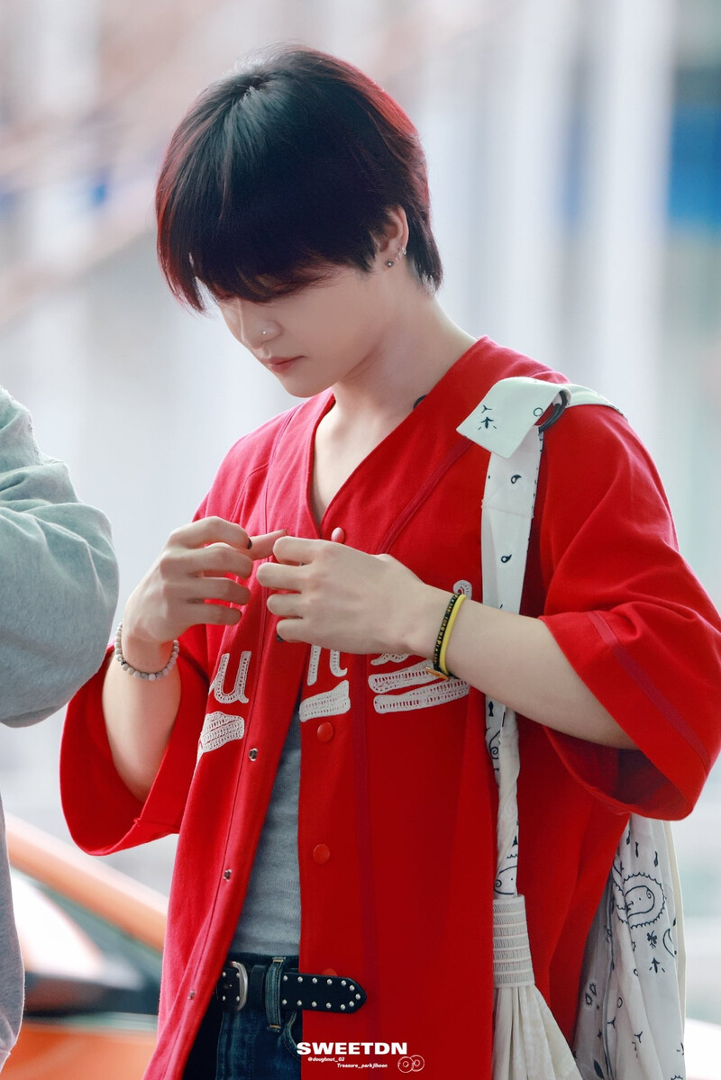 240723 TREASURE Jihoon at Incheon International Airport documents 2