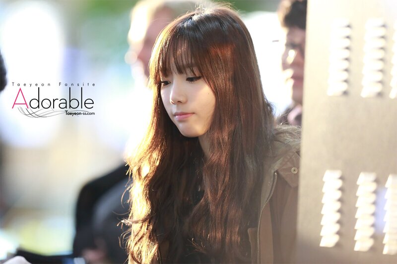 131210 Girls' Generation Taeyeon at Gimpo Airport documents 1