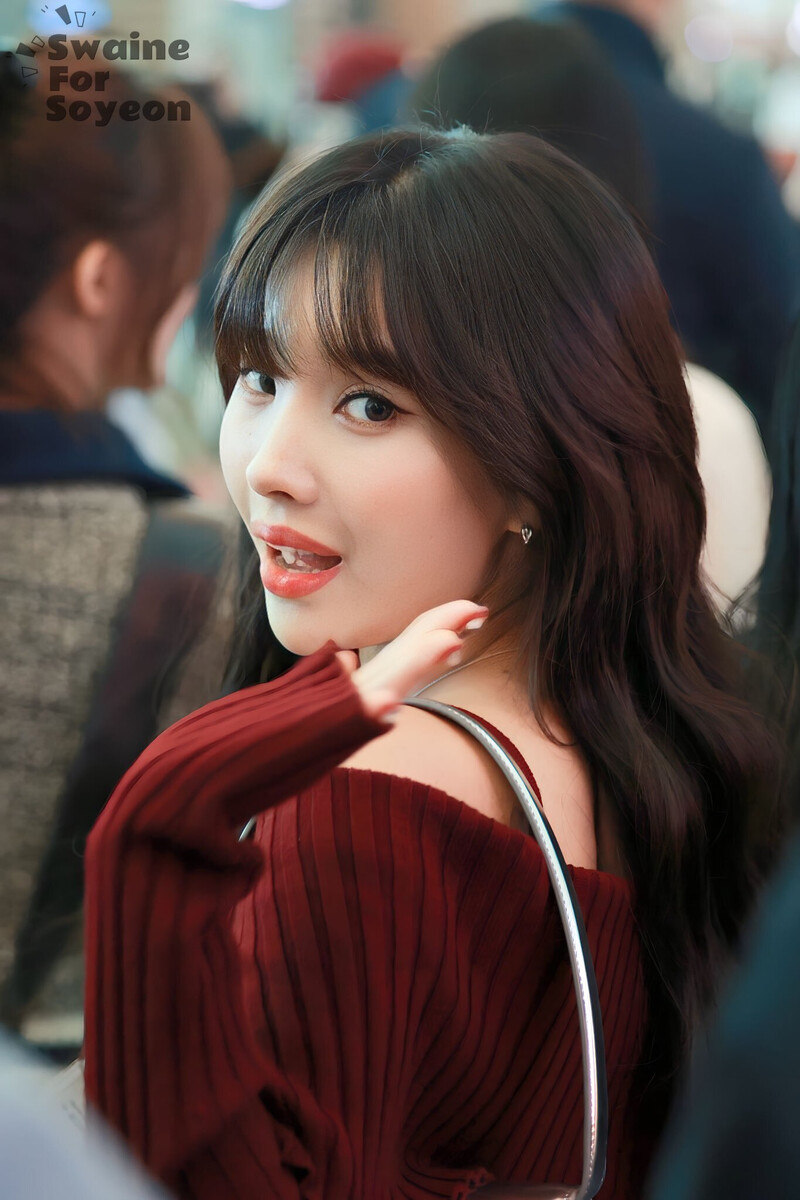 231021 (G)I-DLE Soyeon at Incheon International Airport documents 5