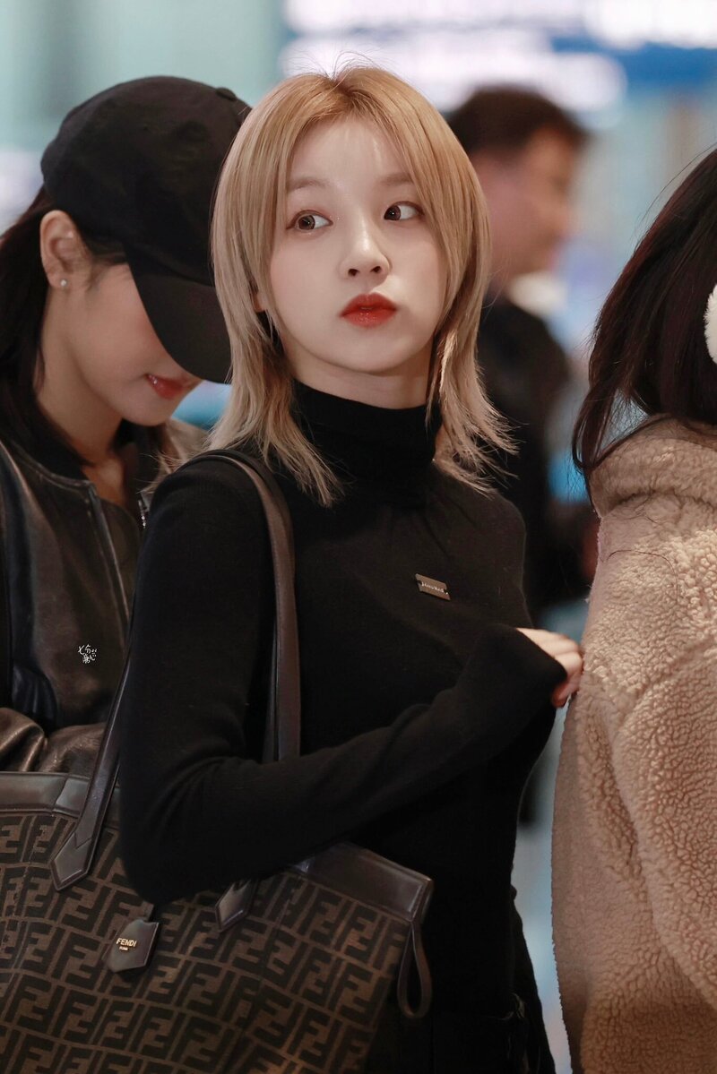 231110 (G)I-DLE Yuqi at Incheon International Airport documents 5