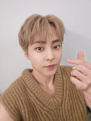 240904 Xiumin Weverse Update - ARENA Homme+ Korea Behind Photo