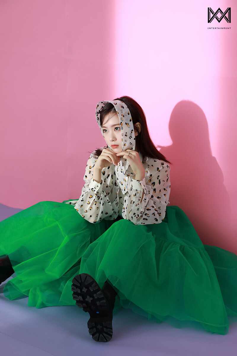 211214 WM Naver Post - OH MY GIRL Jiho - Y Magazine Behind documents 5