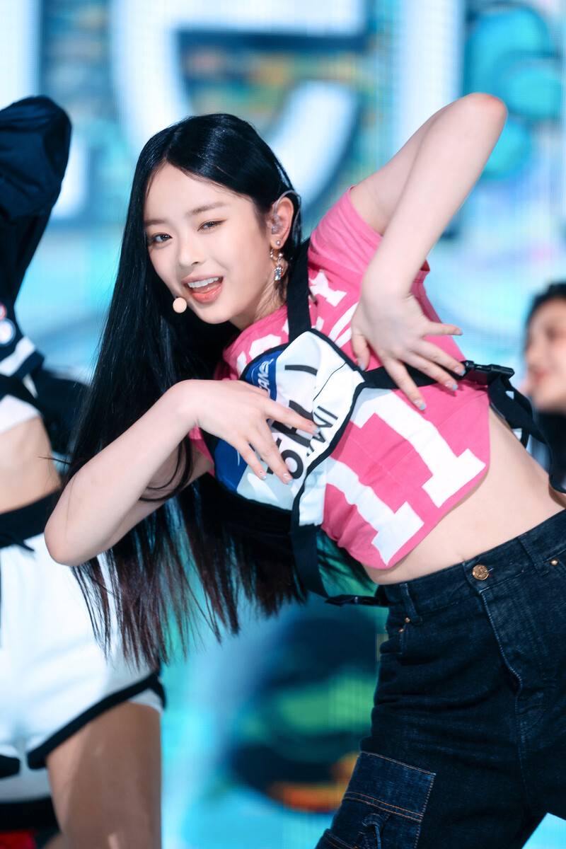 220807 NewJeans Hanni 'Attention' at Inkigayo documents 12