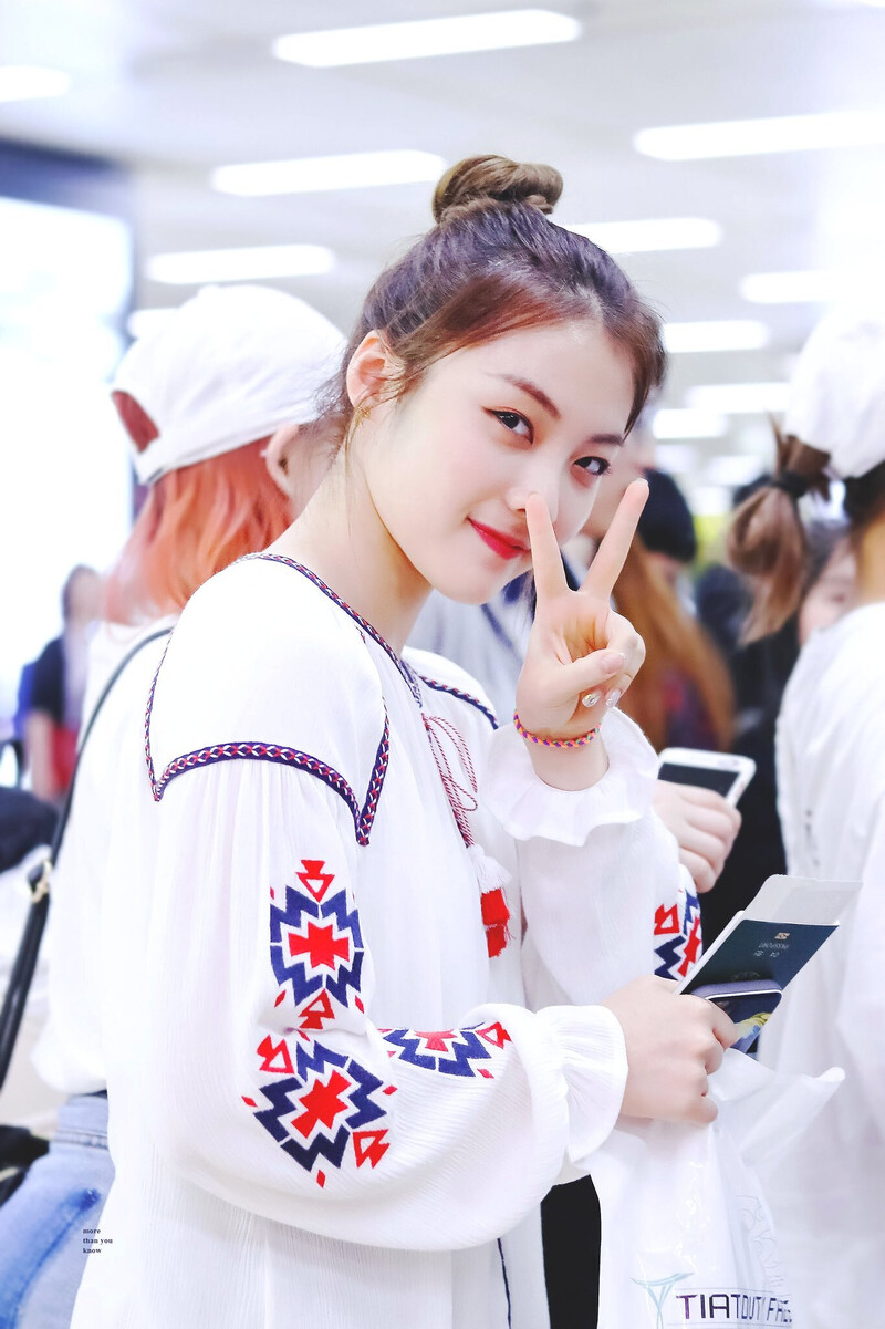 180514 Weki Meki Lucy at Gimpo Airport documents 1