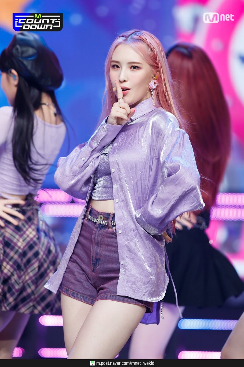 210812 Weeekly - 'Holiday Party' at M Countdown documents 11