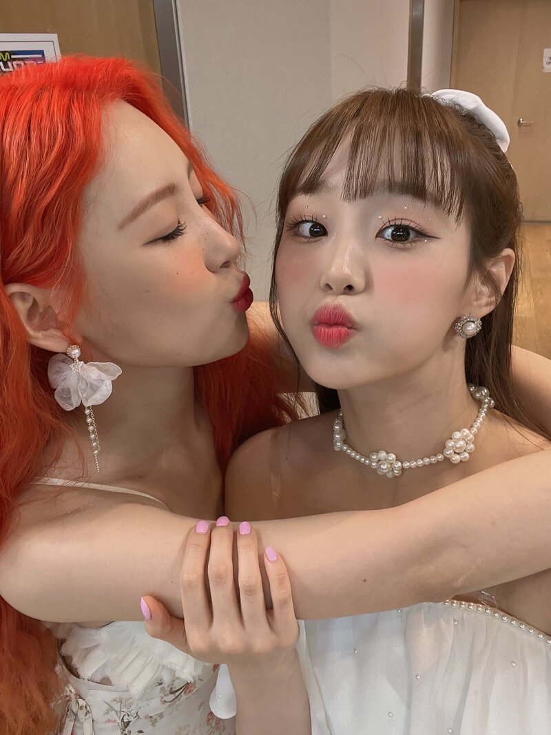 220703 LOONA Twitter Update - Chuu with Sunmi documents 2