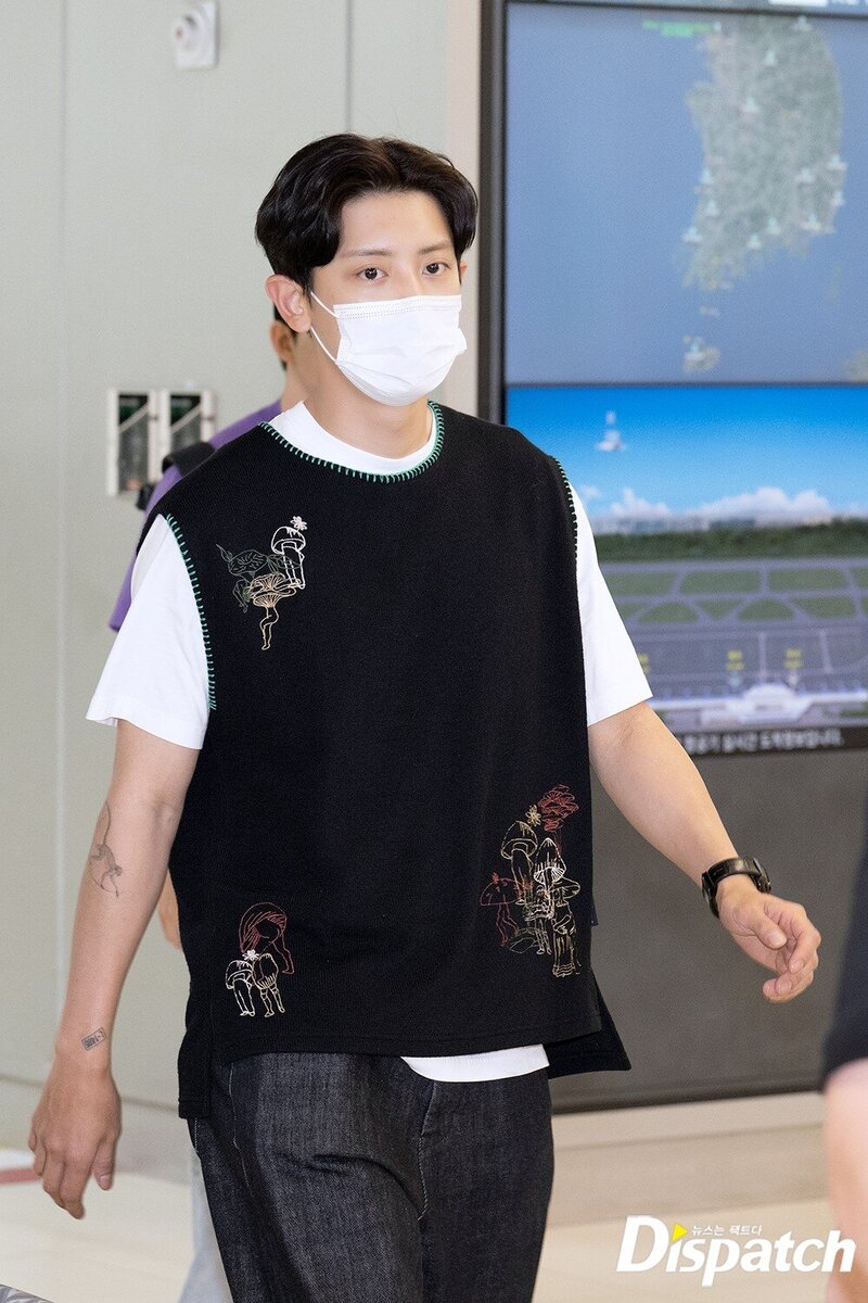 230610 EXO Chanyeol at Gimpo Airport documents 4